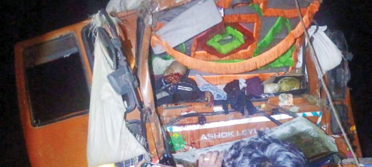 तेज रफ्तार वाहन खड़े ट्रेलर में घुसा, ड्राइवर की मौत