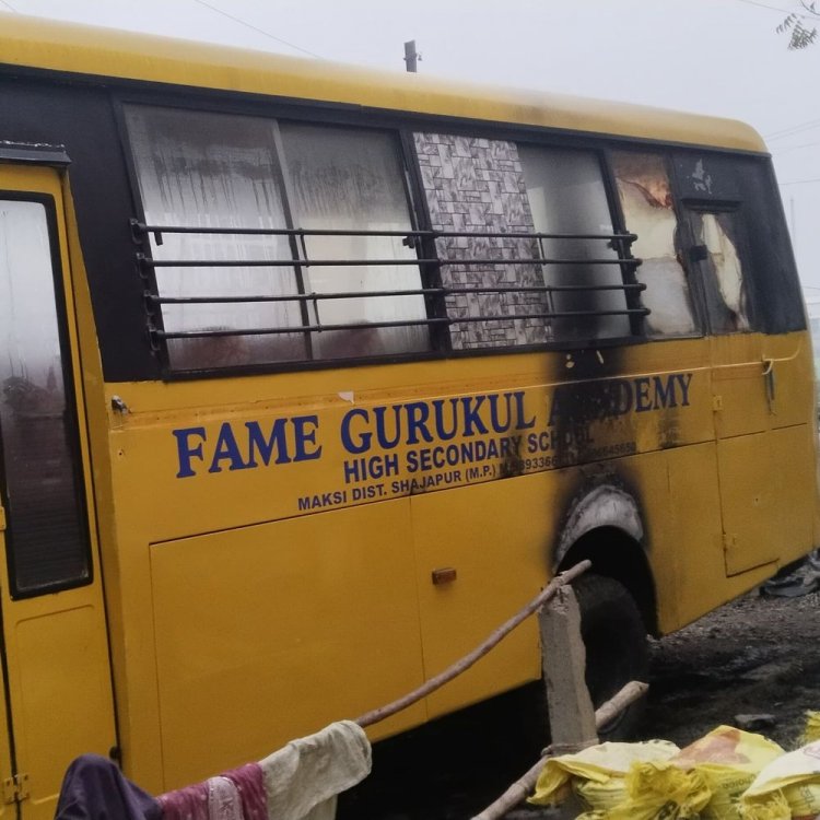 शाजापुर में स्कूल बस में अज्ञात बदमाशों ने लगाई आग:थैली में भरकर लाए पेट्रोल को टायरों पर छिड़का, सीसीटीवी खंगाल रही पुलिस