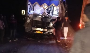 बुरहानपुर में यात्री बस दो स्कूल बसों से टकराई:कोई जनहानी नहीं, झांझर डेम के पास हादसा; दोनों पक्षों पर केस दर्ज