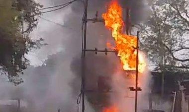 अशोकनगर में ​​​​​​​ट्रांसफार्मर में लगी आग:5 मिनट तक उठती रही लपटें, कुछ दिनों से हो रही थी स्पार्किंग