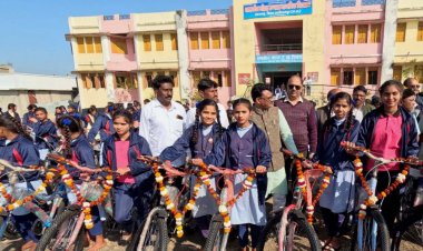 मंत्री चौहान ने छात्राओं को साइकिल वितरित की