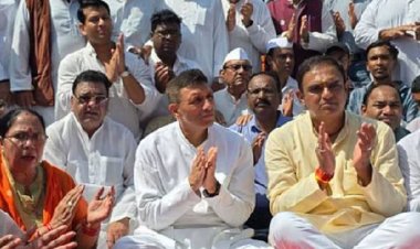 बापू की पुण्यतिथि पर बीजेपी-कांग्रेस नेताओं ने दी श्रृद्धांजलि:कुशाभाऊ ठाकरे सभागार में जुटे नेता; दो मिनट का मौन रखा