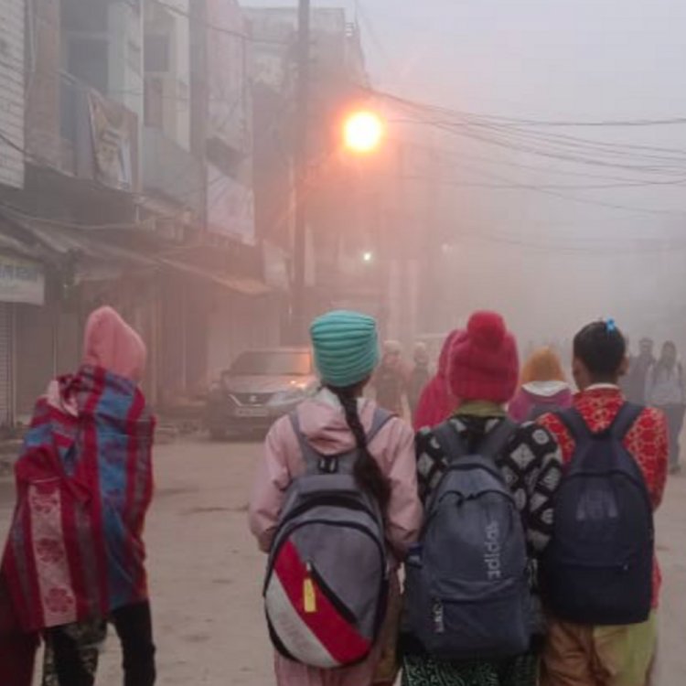 जौरा में सरकारी आदेश की अनदेखी:कड़ाके की ठंड में हो रहा कोचिंग का संचालन; DEO ने कही कार्रवाई की बात