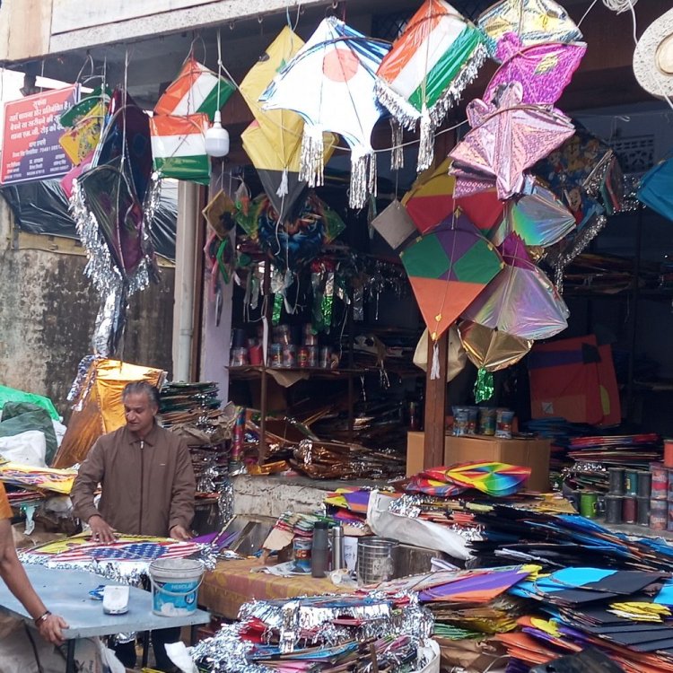 इंदौर के पतंग बाजार में चाइना डोर पर प्रतिबंध:कलकत्ता, हैदराबाद और गुजरात से आता है पतंग का कागज; 9 महीने तक लगातार चलता है काम