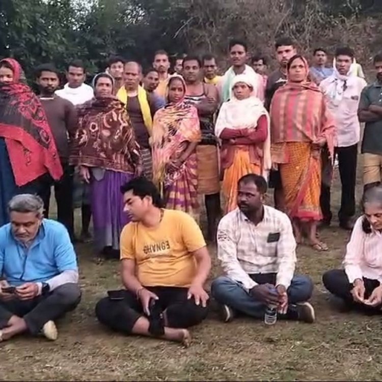 नर्मदा परिक्रमा कर रहे IAS को ग्रामीणों ने रोका:मंडला में बांध सर्वेयर समझकर 3 घंटे तक बनाया बंधक, 31 गांव डूब क्षेत्र में आने से विरोध