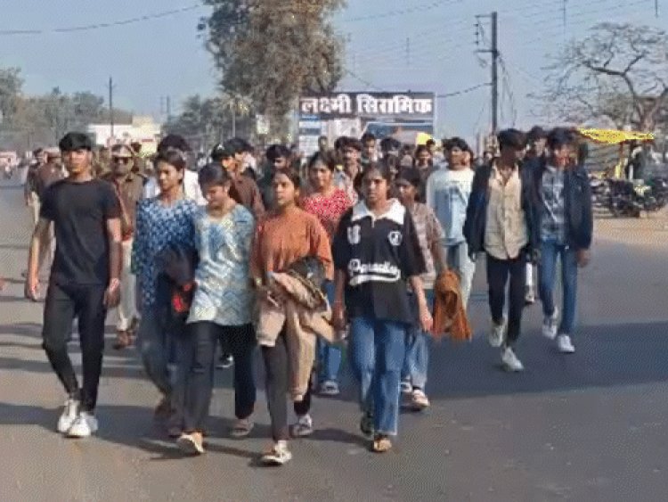 12 किमी पैदल चलकर कलेक्ट्रेट पहुंचे 200 स्टूडेंट्स:एकलव्य स्कूल के प्राचार्य के खिलाफ तीसरी बार प्रदर्शन, कलेक्टर ने तत्काल हटाया