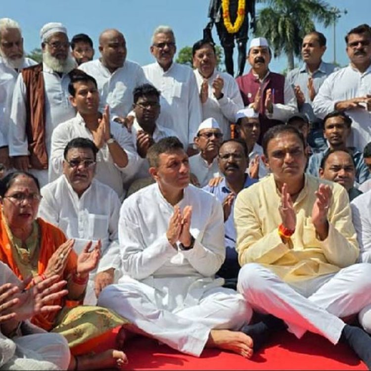 बापू की पुण्यतिथि पर बीजेपी-कांग्रेस नेताओं ने दी श्रृद्धांजलि:कुशाभाऊ ठाकरे सभागार में जुटे नेता; दो मिनट का मौन रखा