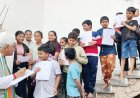पूर्व डिप्टी सीएम नन्हे-मुन्ने प्रशंसकों से घिर गए, दिया ऑटोग्राफ