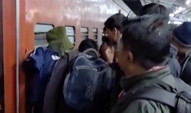 छतरपुर स्टेशन पर यात्रियों का फूटा गुस्सा:टीटीई ने नहीं खोला ट्रेन का गेट, लोगों ने मारे लात-घूंसे; महिला यात्री से मारपीट