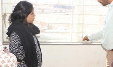 स्वास्थ्य केंद्र में अधूरी बिल्डिंग पर इंजीनियर को नोटिस:डिंडौरी कलेक्टर को जांच में खामियां मिली; छात्राओं के साथ किया भोजन