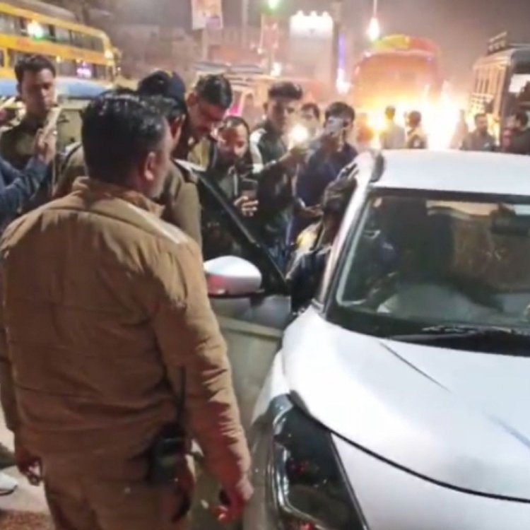 छतरपुर में पुलिस का चैकिंग अभियान:शराबियों को खदेड़ा, अवैध दुकानें हटाईं; फ्लैग मार्च में काली फिल्म वाली गाड़ियों की भी जांच