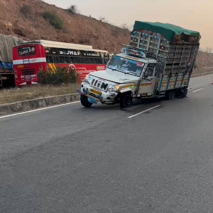 NH27 पर दो बड़े हादसे:कांच से भरा ट्रक पलटा, टमाटर लदे वाहन के फटे दोनों टायर; यातायात प्रभावित
