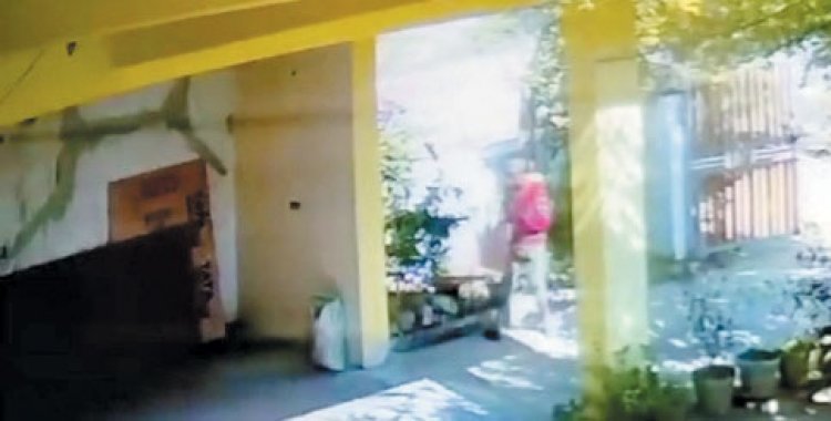 पीतल का लोटा चोरी करने का वीडियो फैला