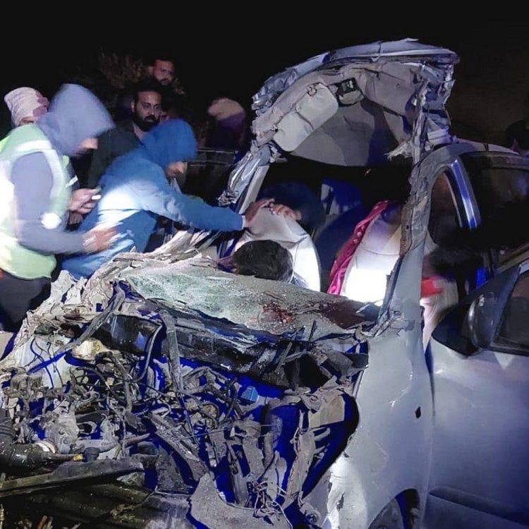 ट्रक में घुसी कार, महिला कॉन्स्टेबल और पति की मौत:बदनावर से लौटते समय फोरलेन पर हादसा, कार में बच्चे भी थे सवार