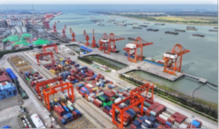 चीन ने लगातार आठ वर्षों तक माल व्यापार में सबसे बड़े देश के रूप में अपना स्थान बनाए रखा है