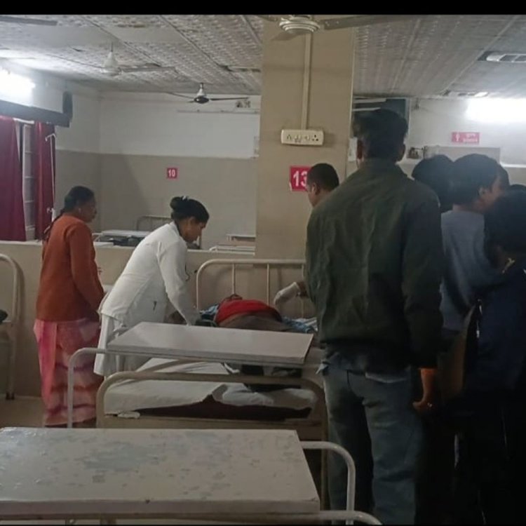 उमरिया: शव वाहन दुर्घटनाग्रस्त, 5 घायल:नौरोजाबाद में स्टीयरिंग फेल होने से दीवार से टकराया वाहन, सभी शहडोल रेफर