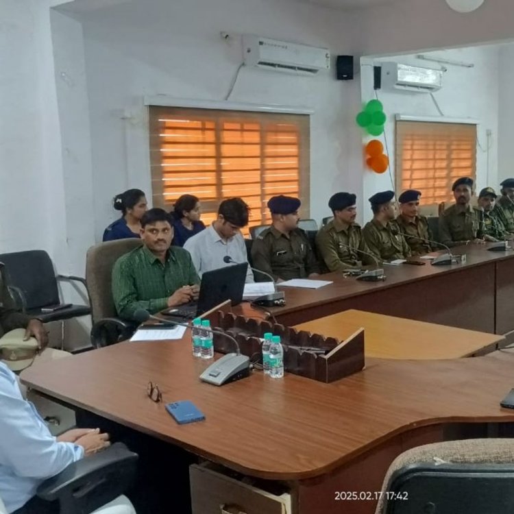 सीसीटीएनएस सिस्टम की हुई समीक्षा बैठक:टीकमगढ़ एसपी ने ऑपरेटरों से जाना फीडबैक, नए संशोधनों पर दिए निर्देश