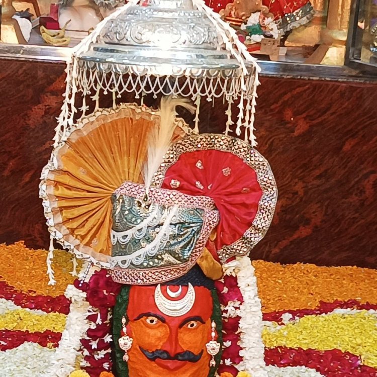 शिवरात्रि पर भोलेनाथ को चढ़ाया 6 तोले सोने का हार:गिन्नौरी संकट हरण मंदिर में राठौर समाज ने किया आयोजन