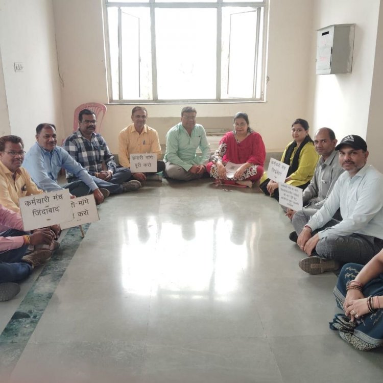 आरजीपीवी कर्मचारियों का धरना 15वें दिन भी जारी:मांगें न माने जाने पर सद्बुद्धि यज्ञ करने की चेतावनी