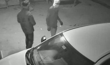 ईसागढ़ में डीजे की दुकान से लाखों की चोरी:नकाबपोश बदमाशों ने डीजे मशीन-कार का टायर चुराया; विरोध में लोगों ने किया चक्काजाम