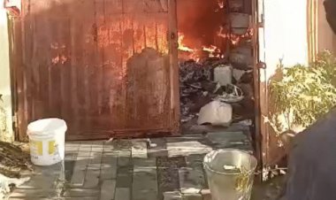 घर में आग, गृहस्थी का सामान बचाने में झुलसे बुजुर्ग:भोपाल में चूल्हे पर पानी गर्म करते समय हुई घटना; एक्टिवा-साइकिल भी जली