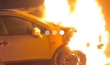 शादी समारोह में खड़ी कार में लगी आग:बारात में आई एस-क्रॉस का अगला हिस्सा जला; बाकी गाड़ियों को शीशे तोड़कर हटाया