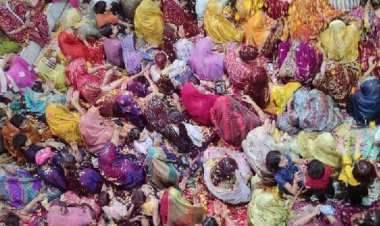 होली उत्सव: श्रीनाथजी मंदिर में गुलाल और फूलों की बरसात:200 किलो फूलों से होली, लाल वस्त्र और स्वर्ण श्रृंगार में विराजे प्रभु