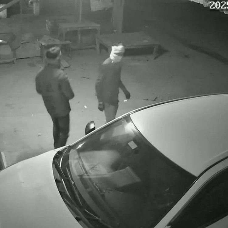 ईसागढ़ में डीजे की दुकान से लाखों की चोरी:नकाबपोश बदमाशों ने डीजे मशीन-कार का टायर चुराया; विरोध में लोगों ने किया चक्काजाम