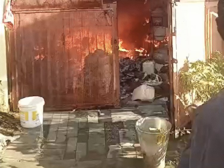 घर में आग, गृहस्थी का सामान बचाने में झुलसे बुजुर्ग:भोपाल में चूल्हे पर पानी गर्म करते समय हुई घटना; एक्टिवा-साइकिल भी जली