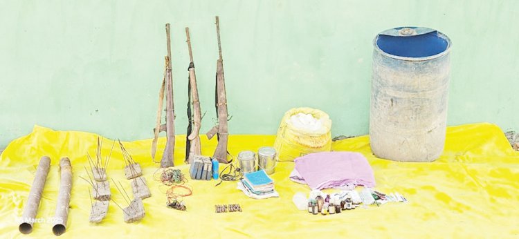 नक्सलियों के छिपाये भारी मात्रा में हथियार व विस्फोटक बरामद