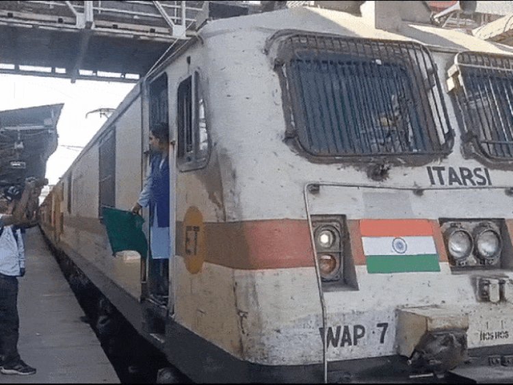 महिला दिवस पर भोपाल रेल मंडल की पहल:महिला लोको पायलट ने चलाई भोपाल-बिलासपुर एक्सप्रेस, गार्ड टीटीई भी महिला