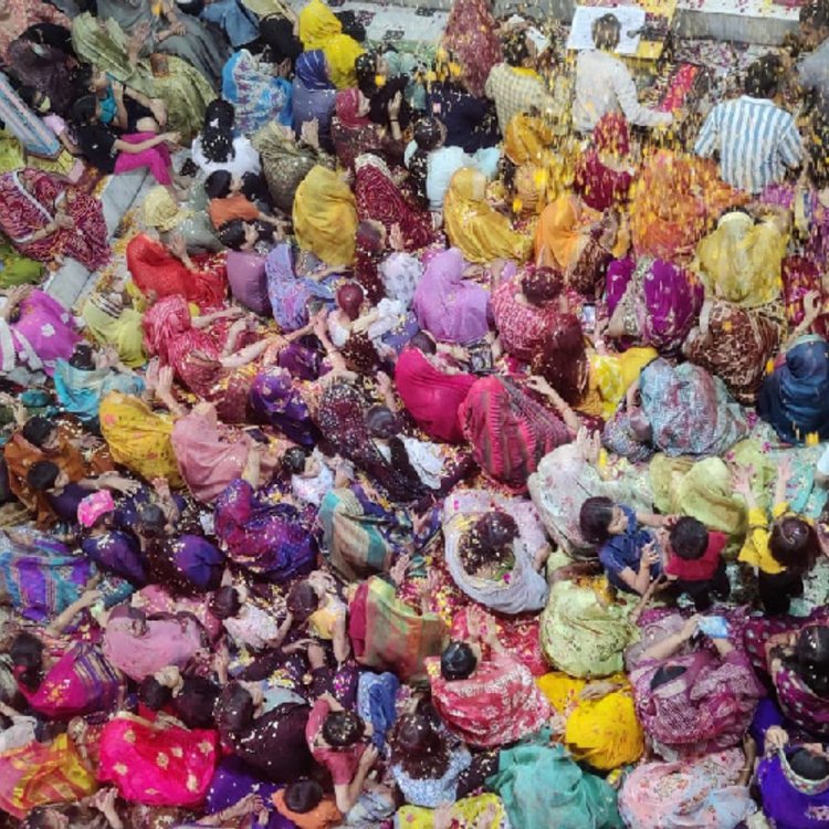 होली उत्सव: श्रीनाथजी मंदिर में गुलाल और फूलों की बरसात:200 किलो फूलों से होली, लाल वस्त्र और स्वर्ण श्रृंगार में विराजे प्रभु