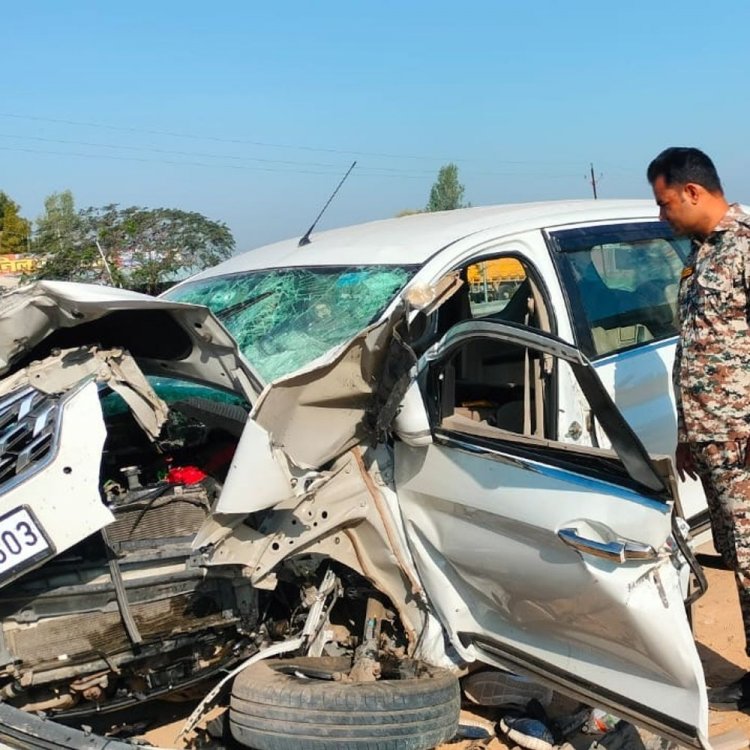 खाटू श्याम से लौट रहे श्रद्धालुओं की कार पलटी:ग्वालियर-झांसी हाईवे पर हुआ हादसा; चालक समेत 5 घायल