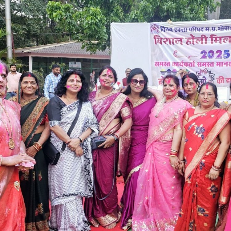 विंध्य एकता परिषद के होली मिलन समारोह में बड़ी घोषणा:विधायक सबनानी ने एंबुलेंस देने का किया वादा, बघेली फागों से गूंजा मयूर पार्क