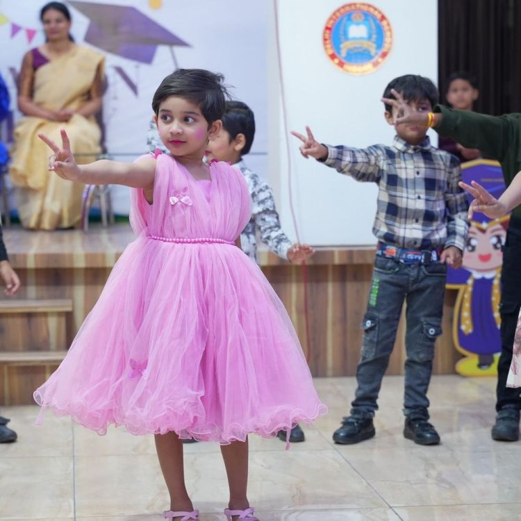 इंदौर के दिल्ली इंटरनेशनल स्कूल में बच्चों की मनमोहक प्रस्तुति:मोंटेसरी के स्टूडेंट्स का ग्रेजुएशन, म्यूजिक और डांस के साथ मनाया गया जश्न